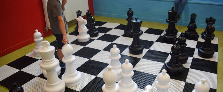 Illustration de : Des jeux d’échecs géants dans les écoles